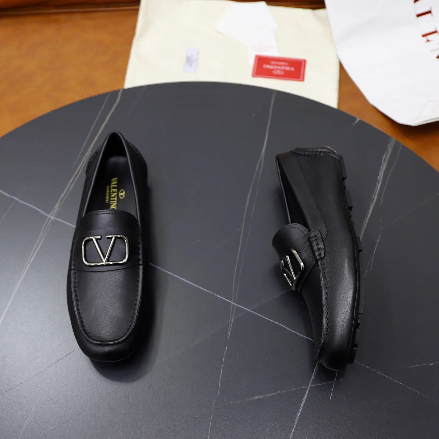 Men's shoes: 640💰VALENTINO, made of imported cowhide with imported water-dyed cow lining, iconic hardware and iconic wear-resistant outsole. 38-45 (customized at 45) VALENTINO packaging All orders enjoy the brand’s iconic product packaging